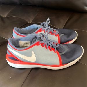 Nike womens size 9 fits like 8.5 like new